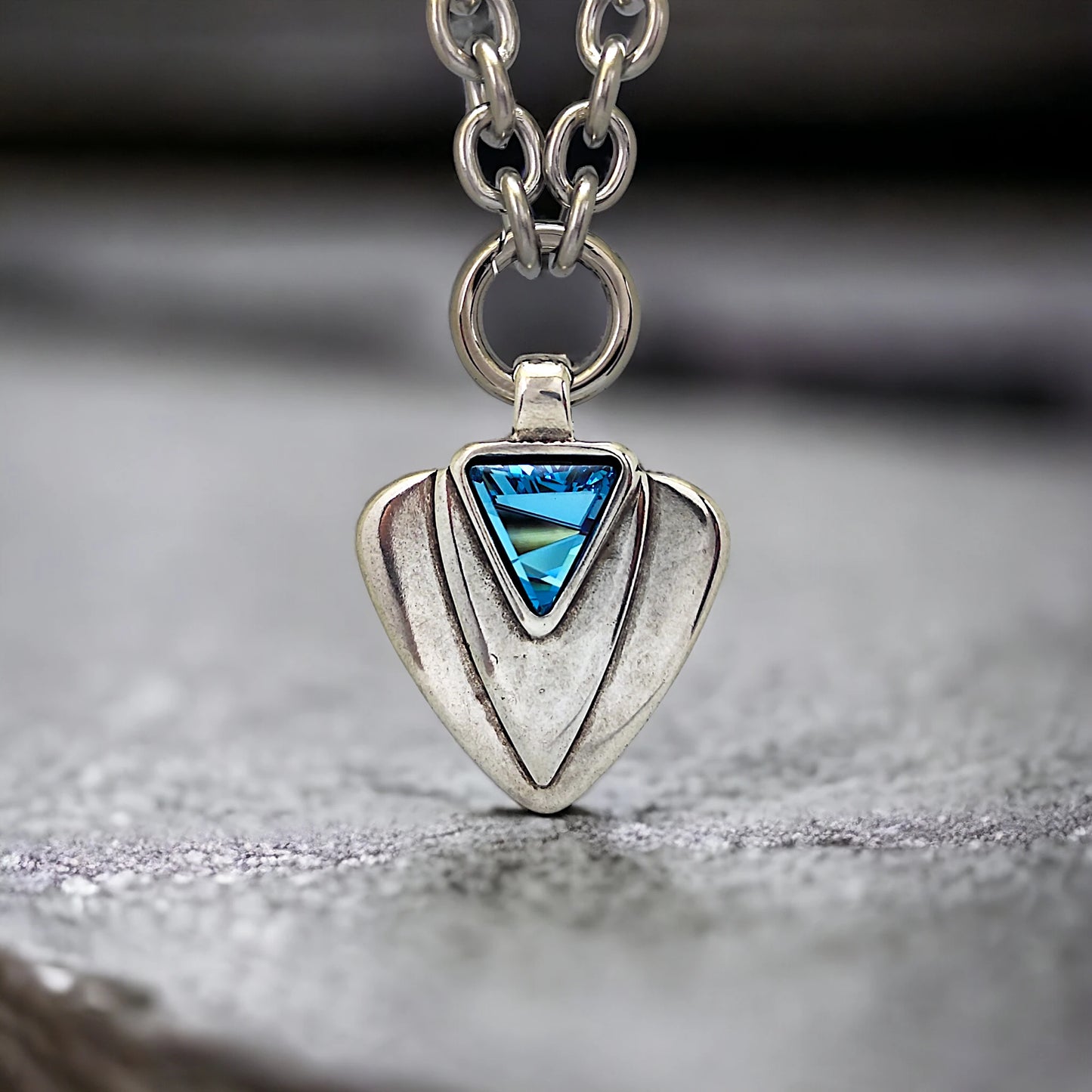 COLLAR ESLABONES GRANDES DE ACERO CON COLGANTE TRIANGULAR: modelo VENUS