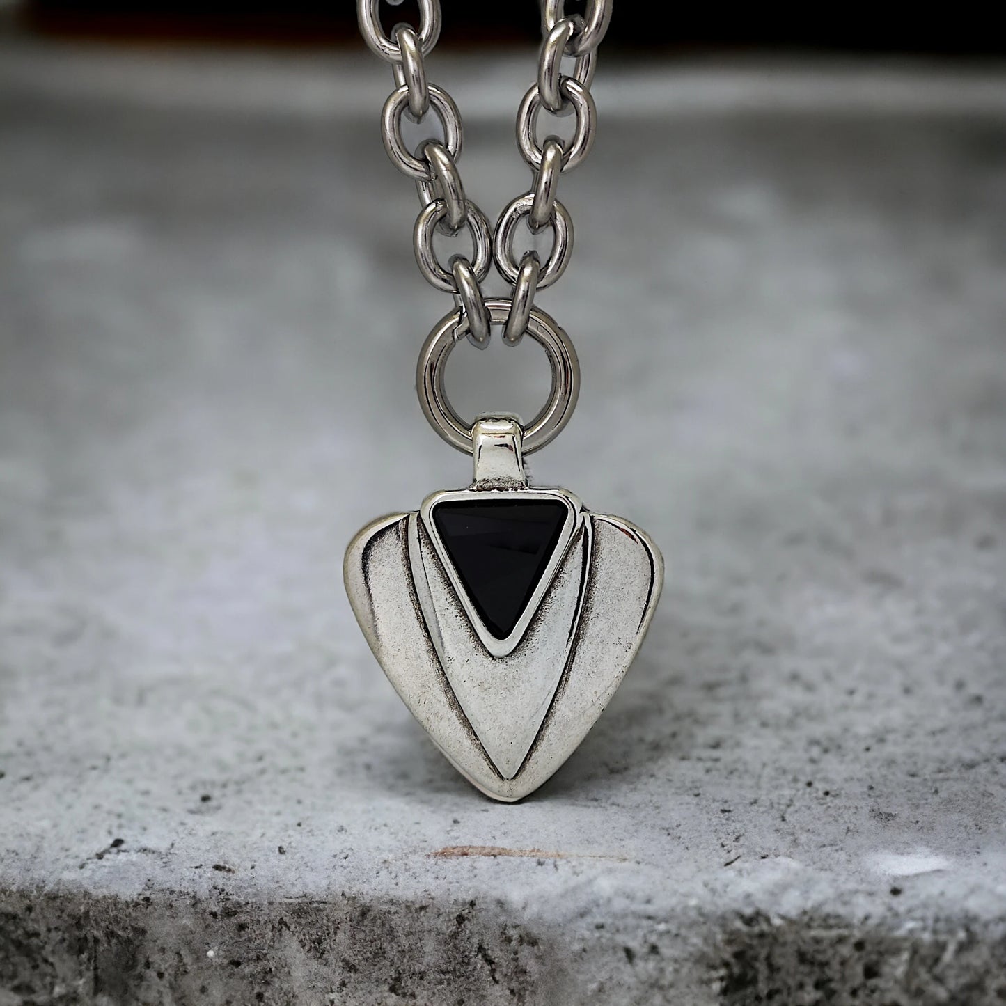 COLLAR ESLABONES GRANDES DE ACERO CON COLGANTE TRIANGULAR: modelo VENUS