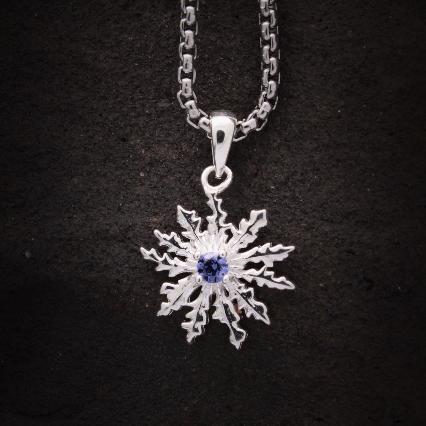 Colgante Eguzkilore de plata de ley con piedra central color tanzanita.