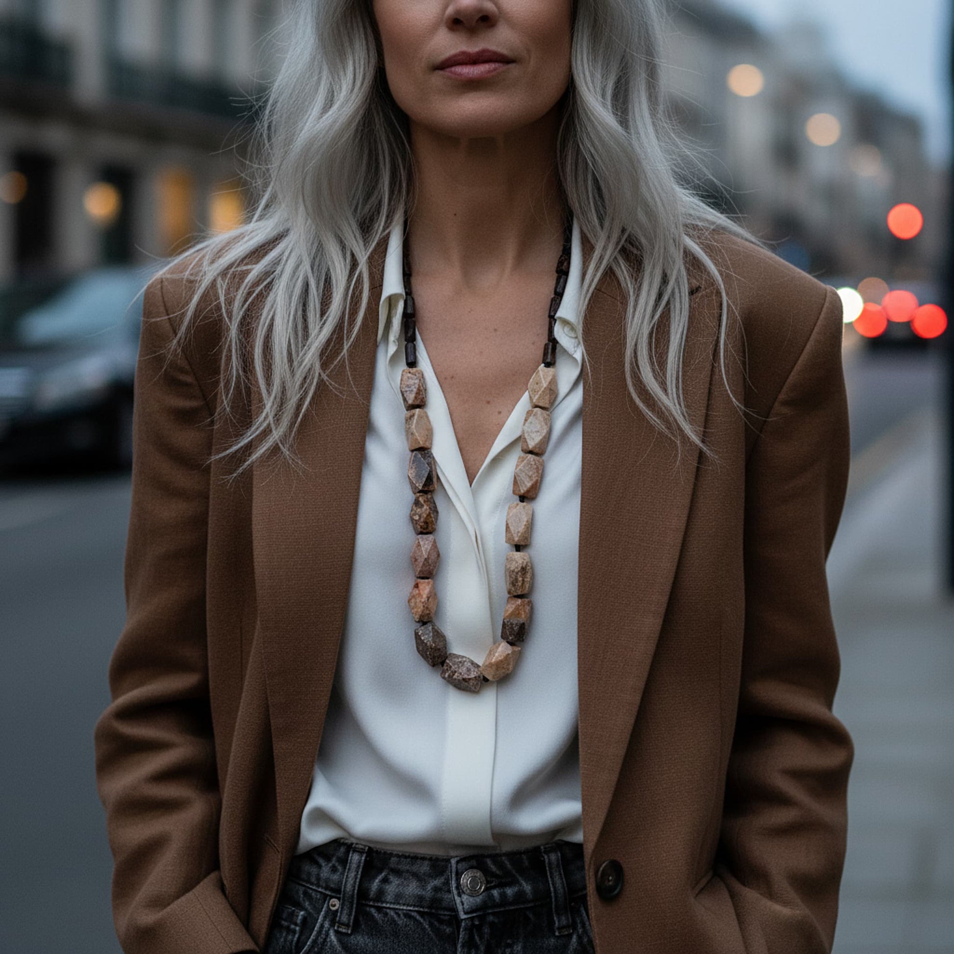 Collar largo de piedras naturales marrón para mujer
