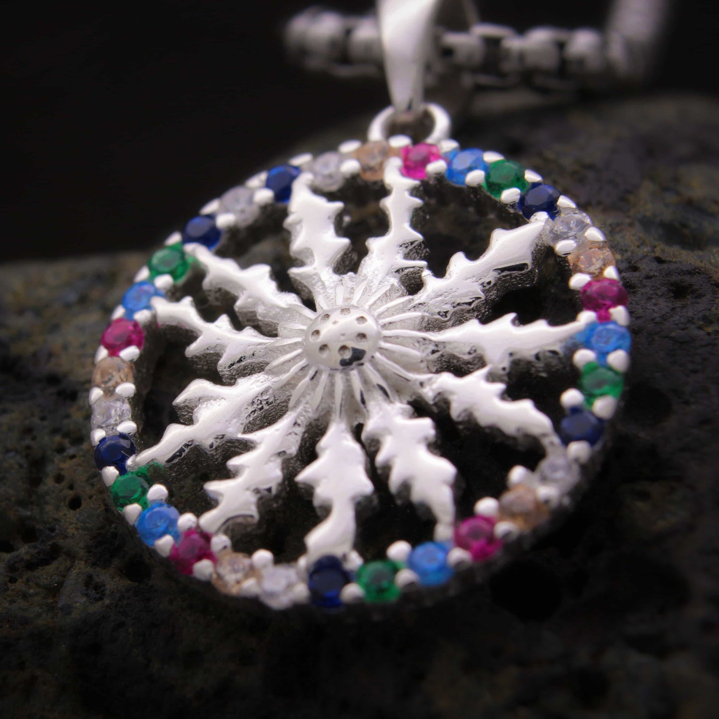 Collar con eguzkilore de plata de 15 mm con circonitas de colores y cadena de acero inoxidable