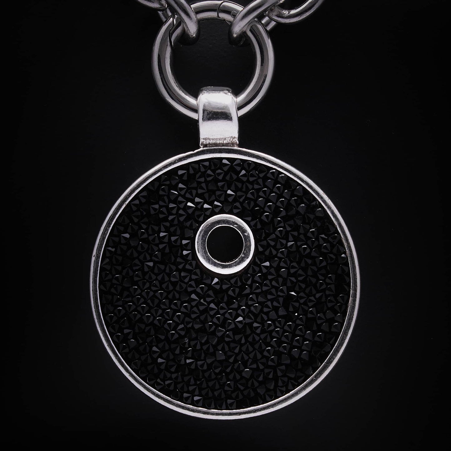 Colgante negro con cadena de eslabones plateado de acero inoxidable