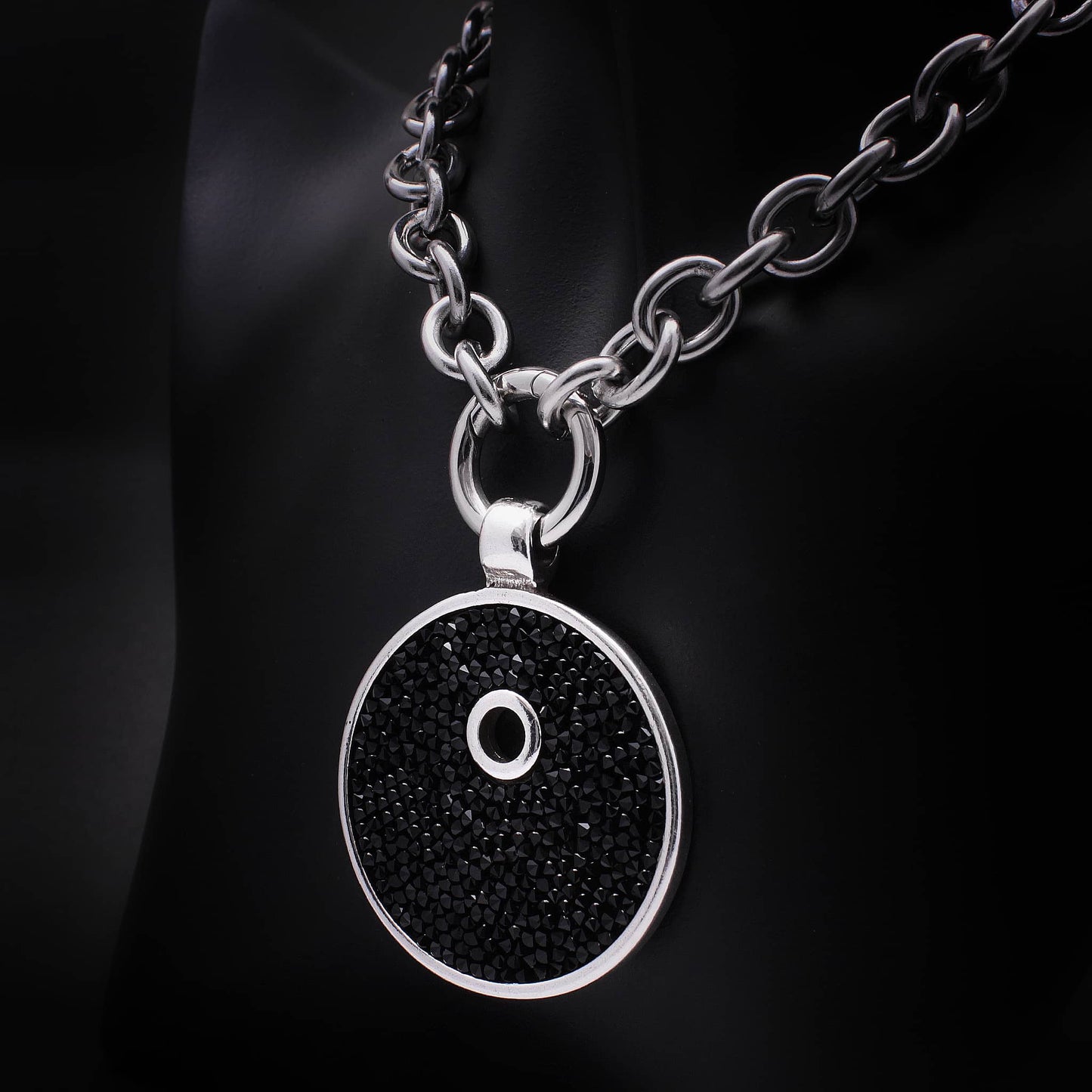 Collar de eslabones grandes con colgante de cristales negros