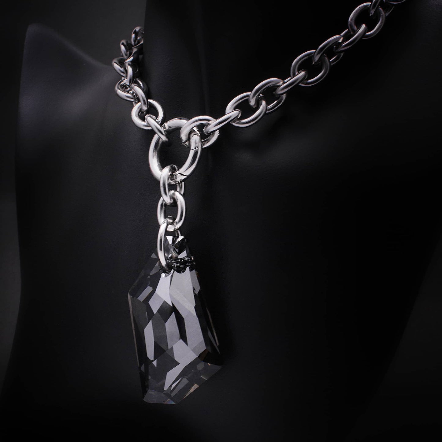 Collar eslabones grandes con colgante de cristal austriaco ecolor diamante negro