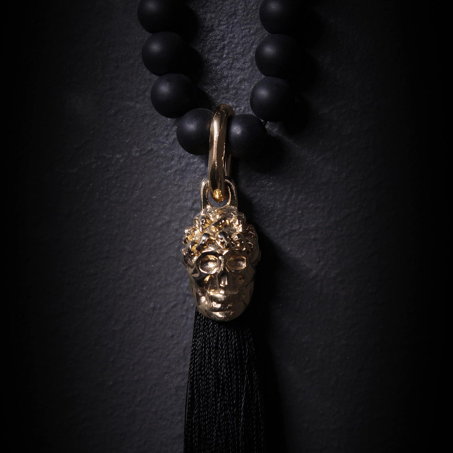 Collar de onix negro con colgante de calavera para mujer.