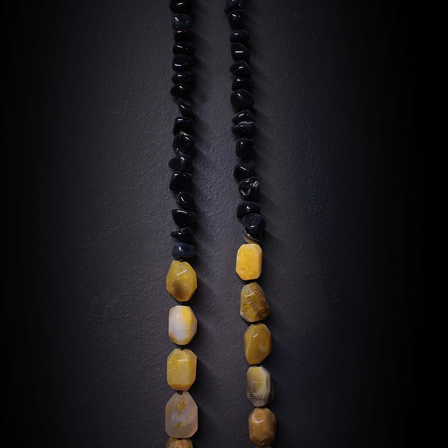 Collar de piedras irregulares naturales amarillas y negras hecho a mano