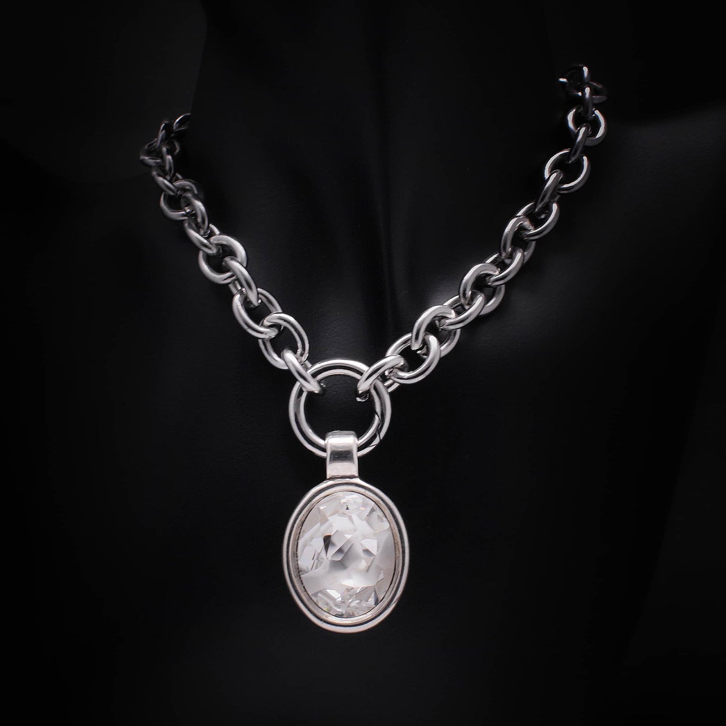 Collar eslabones grandes con colgante ovalado y cristal swarovski edición limitada