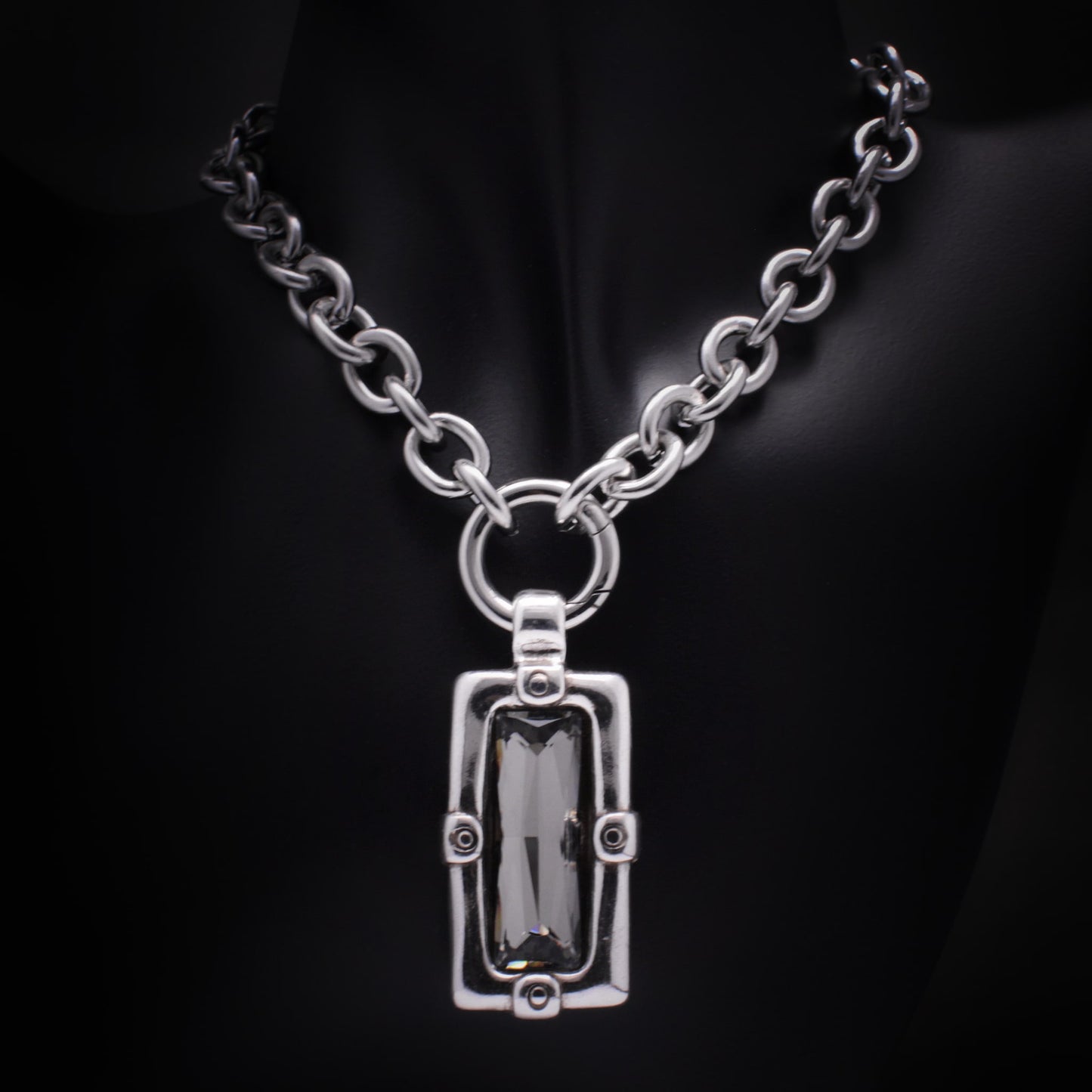 Collar de eslabones grandes plateado con colgante rectangular grande y cristal diamante negro
