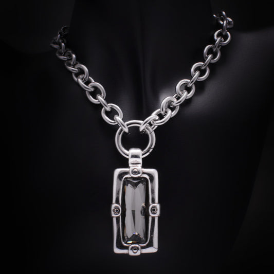 Collar de eslabones grandes plateado con colgante rectangular grande y cristal diamante negro