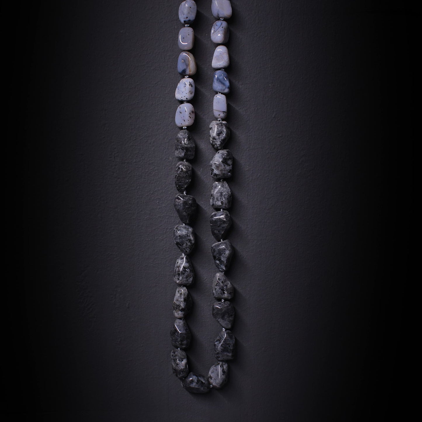 Collar de piedras grises irregular largo en diferentes tonalidades
