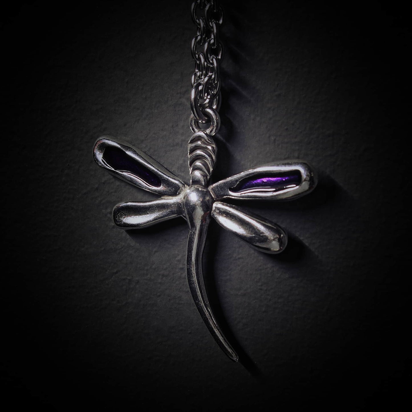 Collar libélula plateado esmalte morado