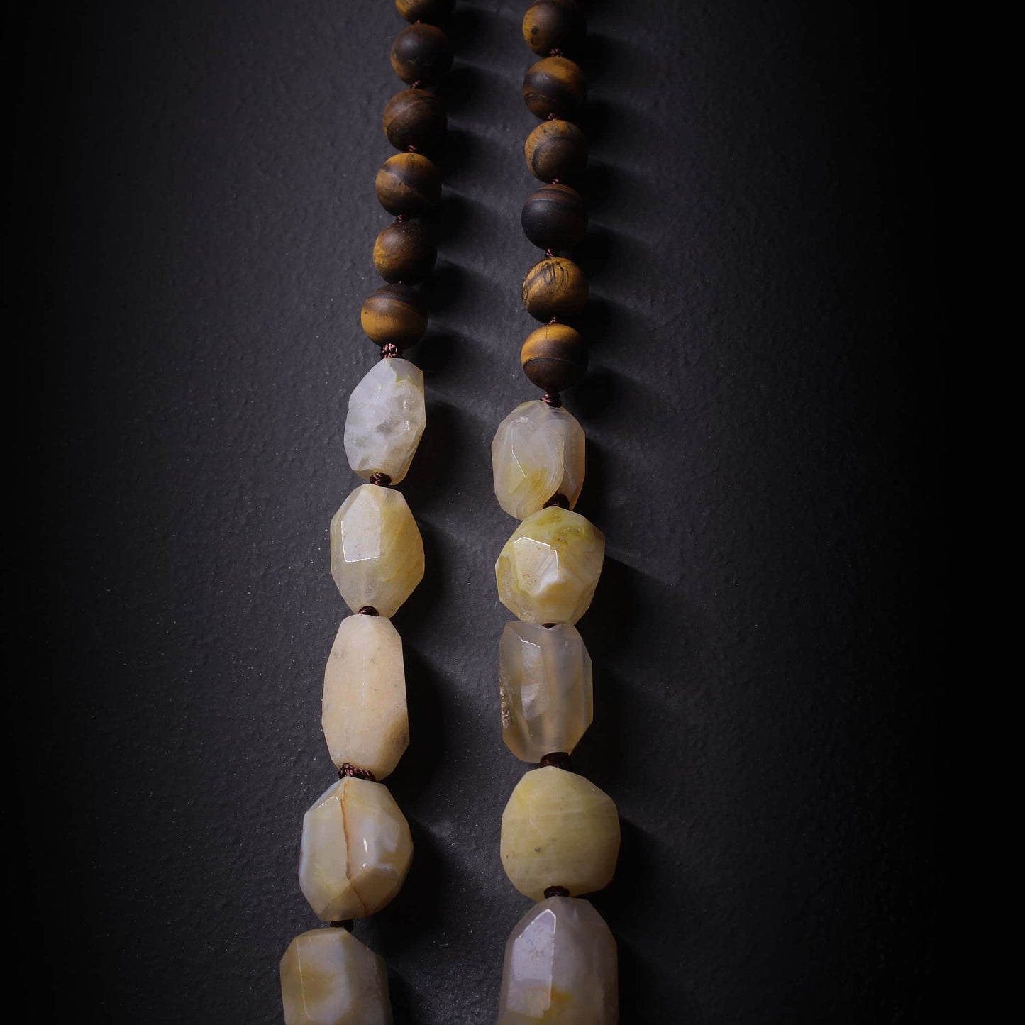 Collar ojo de tigre largo artesanal de piedras naturales y ágata amarilla