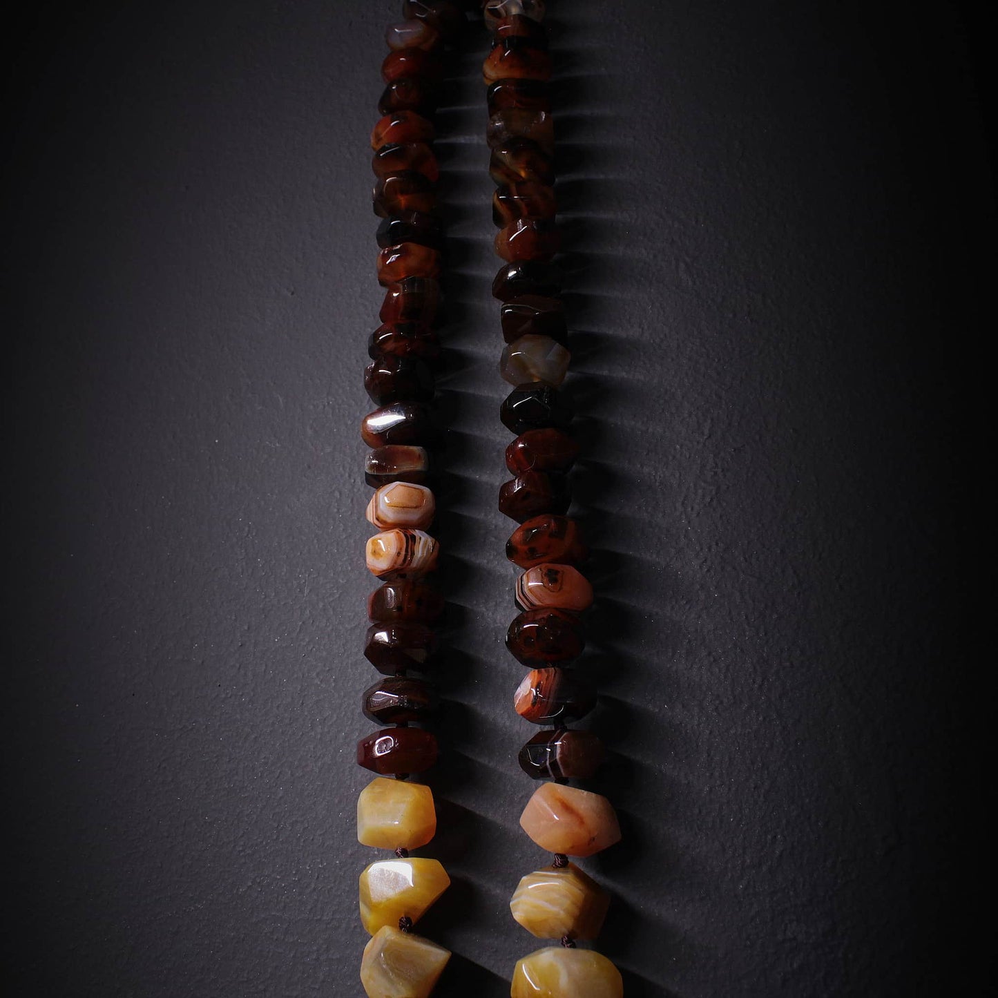 Collar de piedras grandes naturales tonos amarillos y marrones hecho a mano