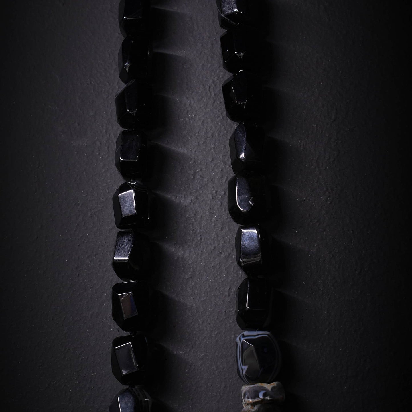 Collar de piedras semipreciosas ágata negra y ágatas en bruto, mezcla de formas talladas y en bruto