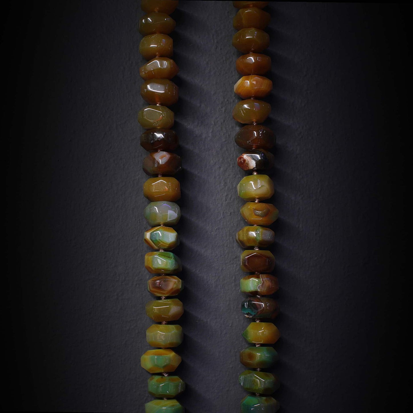 Collar de piedras naturales verdes y marrones, hecho mano, acabado pulido e irregular.