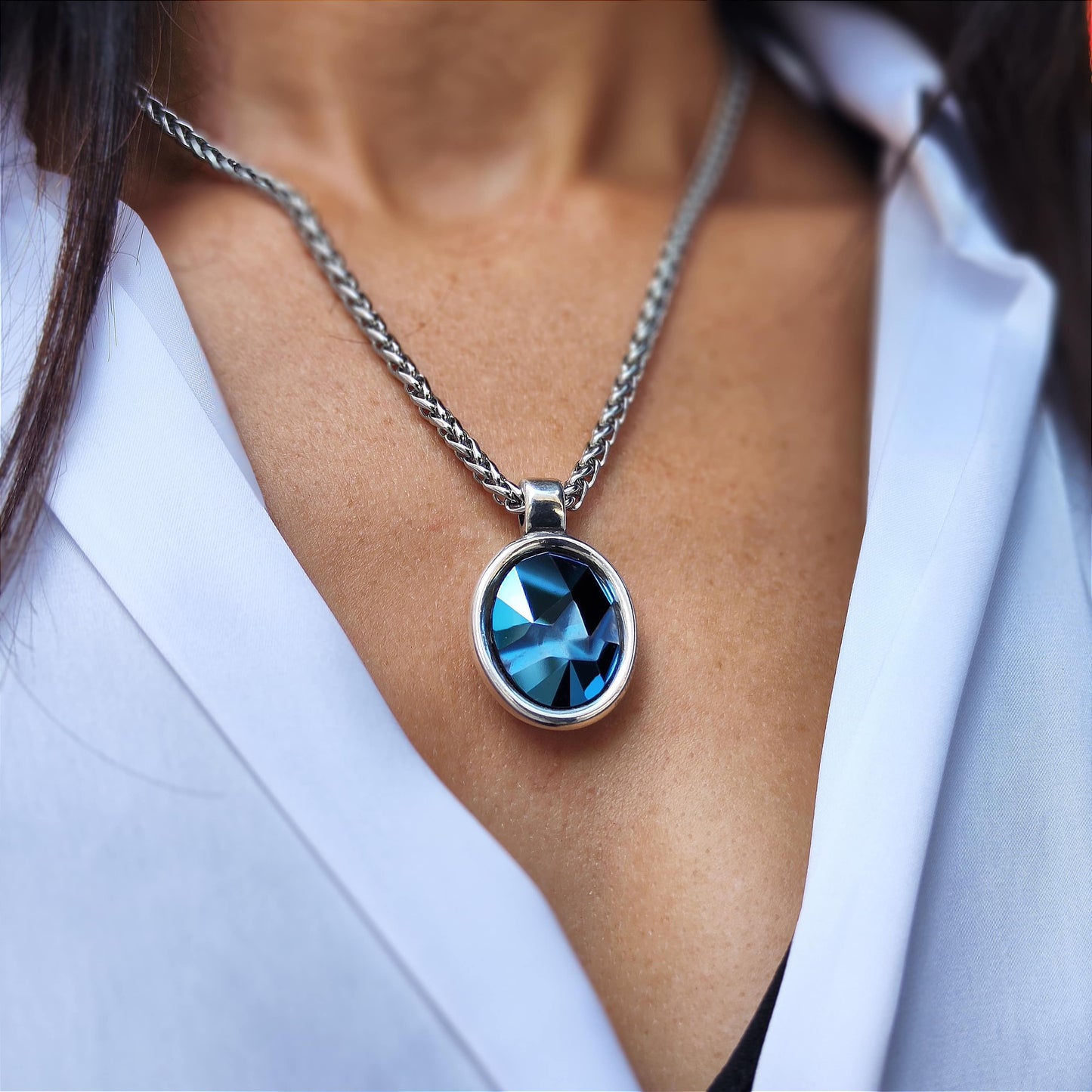 COLLAR OVAL AZUL METALIZADO