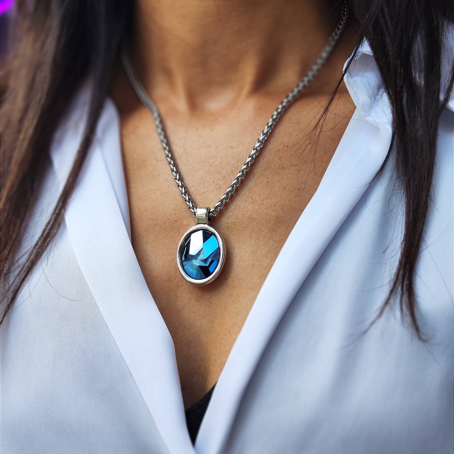 COLLAR OVAL AZUL METALIZADO