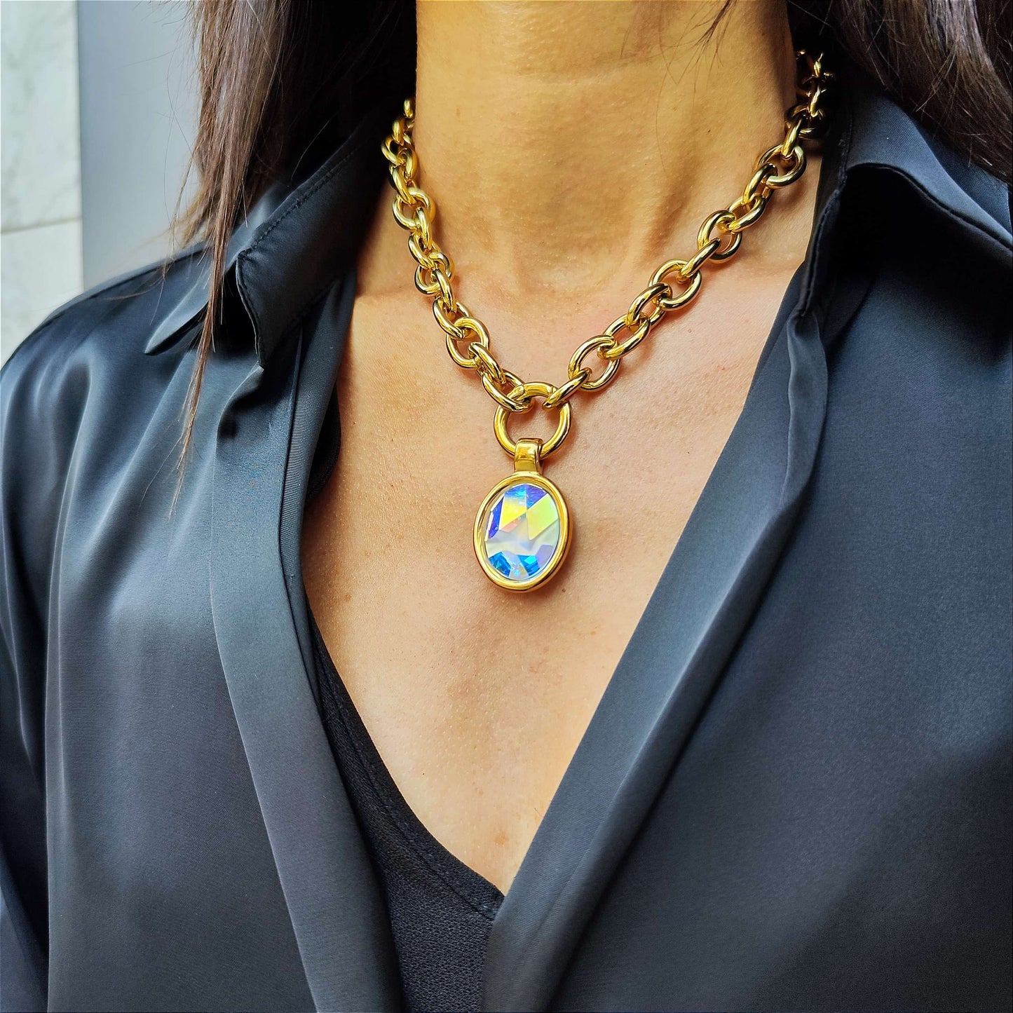 COLLAR OVAL IRIDISCENTE DORADO