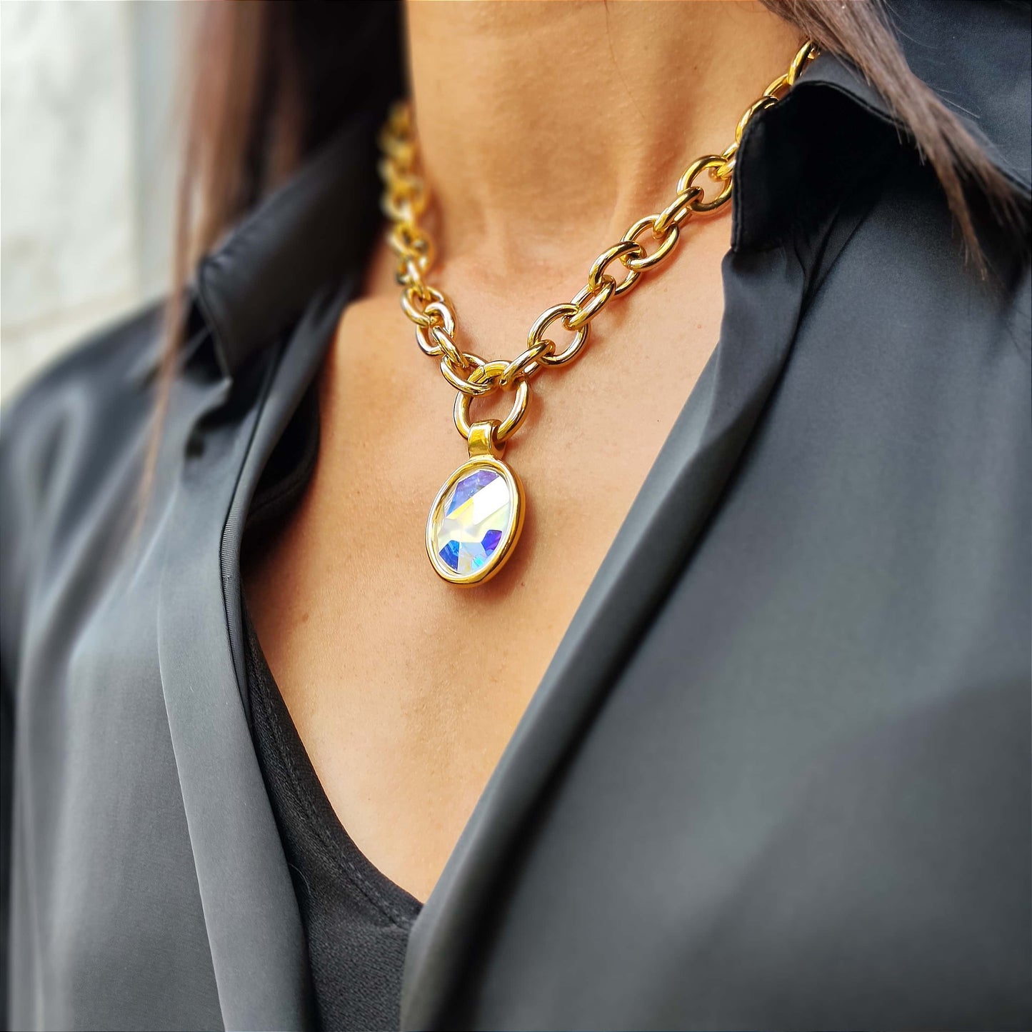 COLLAR OVAL IRIDISCENTE DORADO