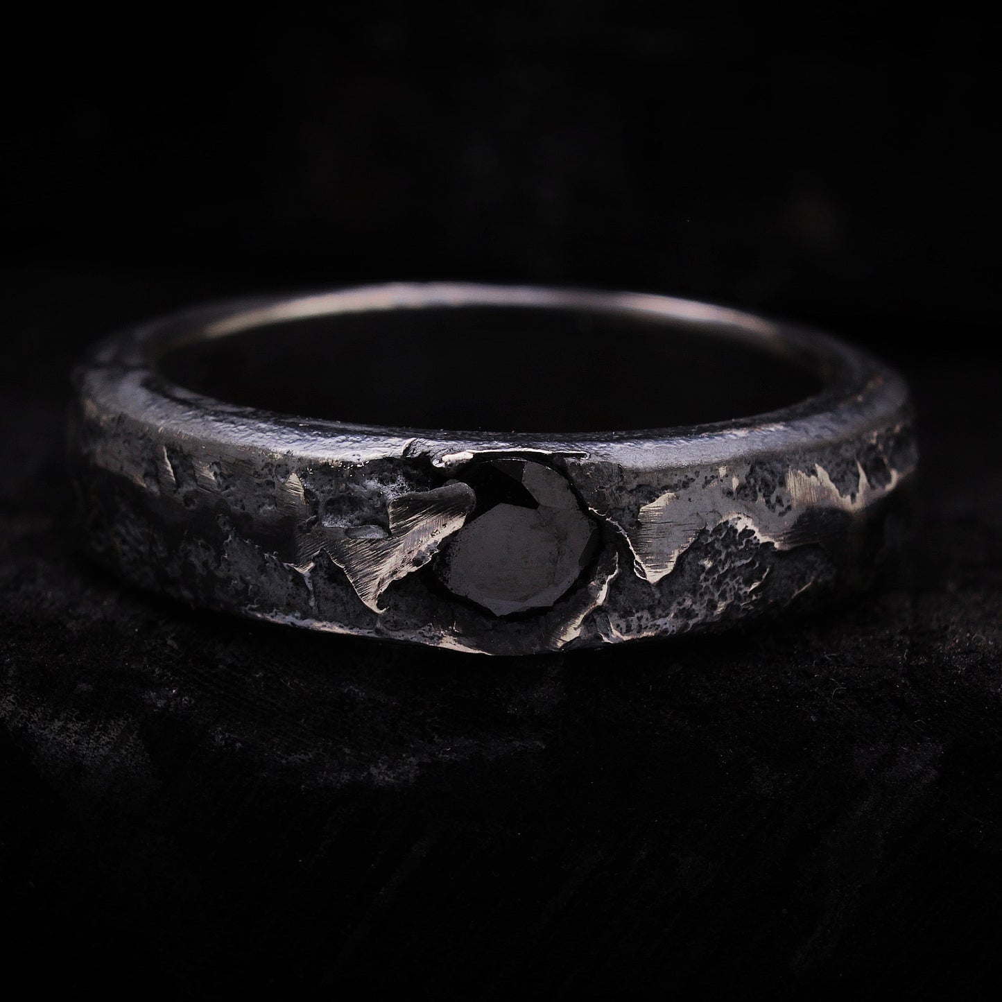 ANILLO CON CIRCONITA NEGRA: modelo POLIFEMO