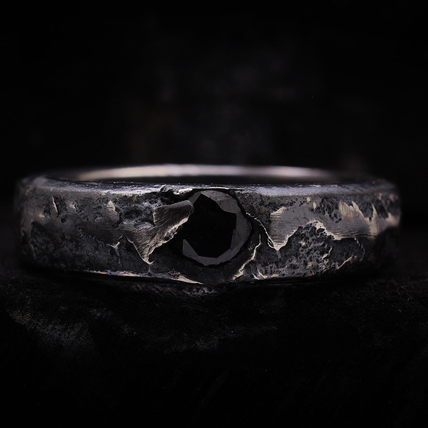 ANILLO CON CIRCONITA NEGRA: modelo POLIFEMO