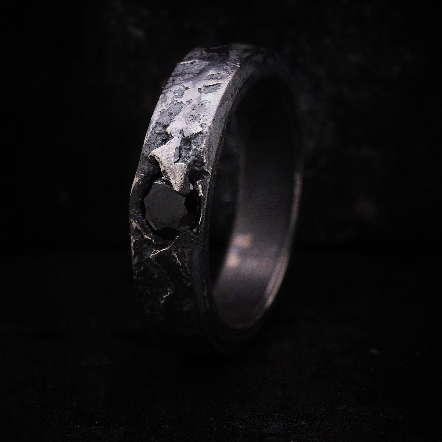 ANILLO CON CIRCONITA NEGRA: modelo POLIFEMO