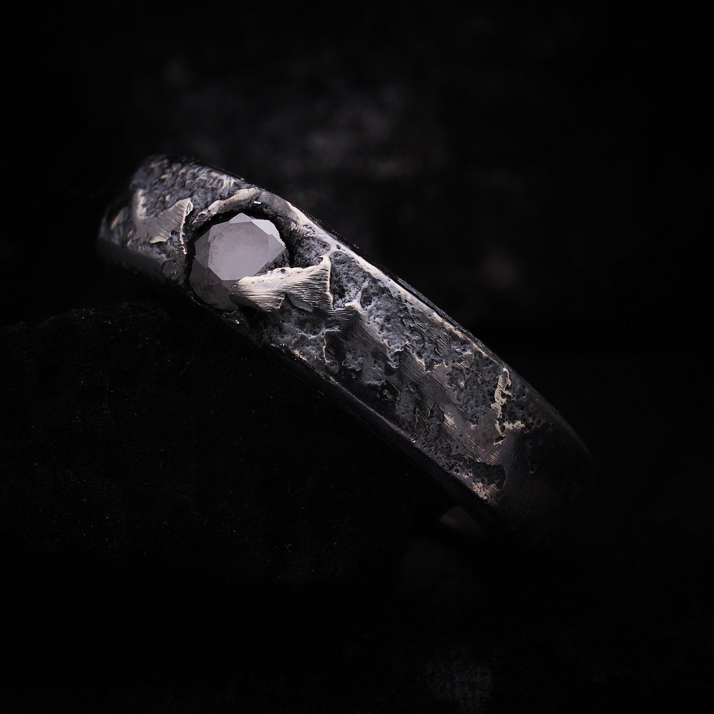 ANILLO CON CIRCONITA NEGRA: modelo POLIFEMO
