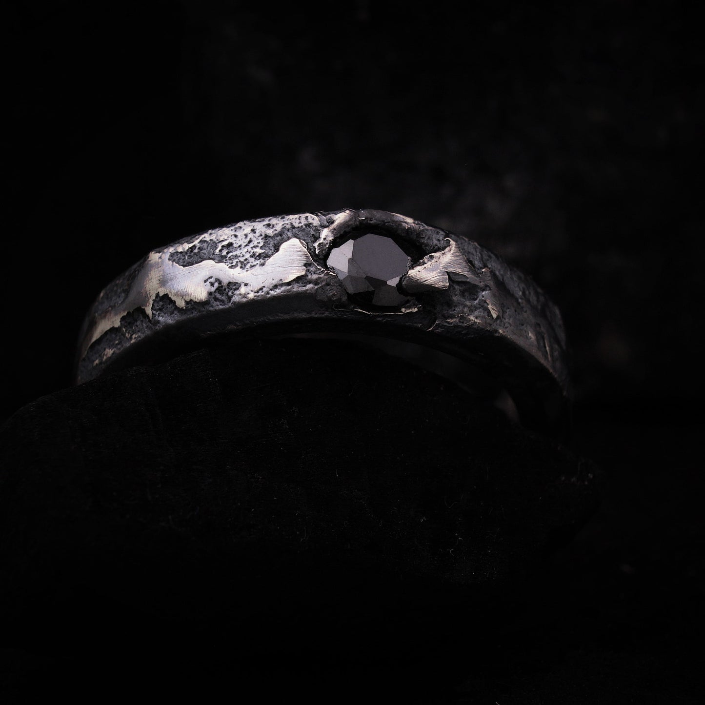 ANILLO CON CIRCONITA NEGRA: modelo POLIFEMO