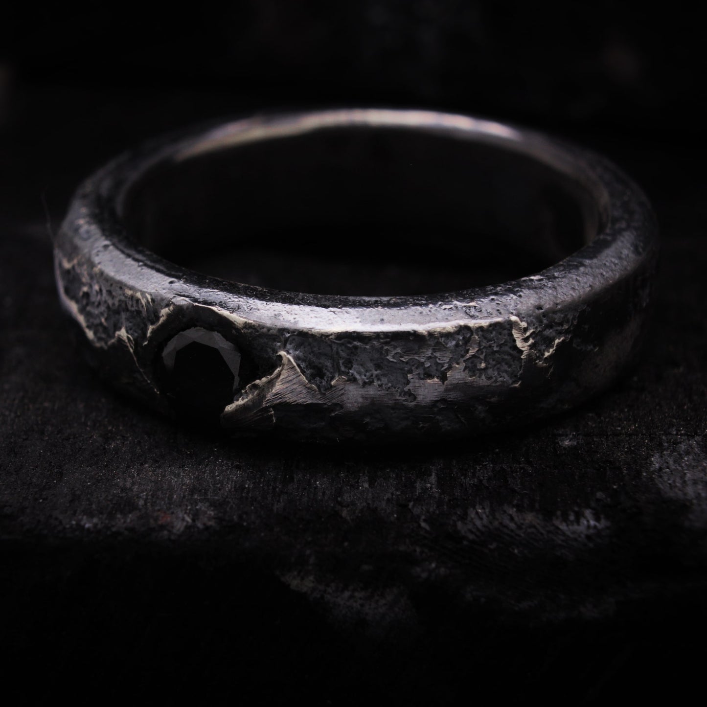 ANILLO CON CIRCONITA NEGRA: modelo POLIFEMO