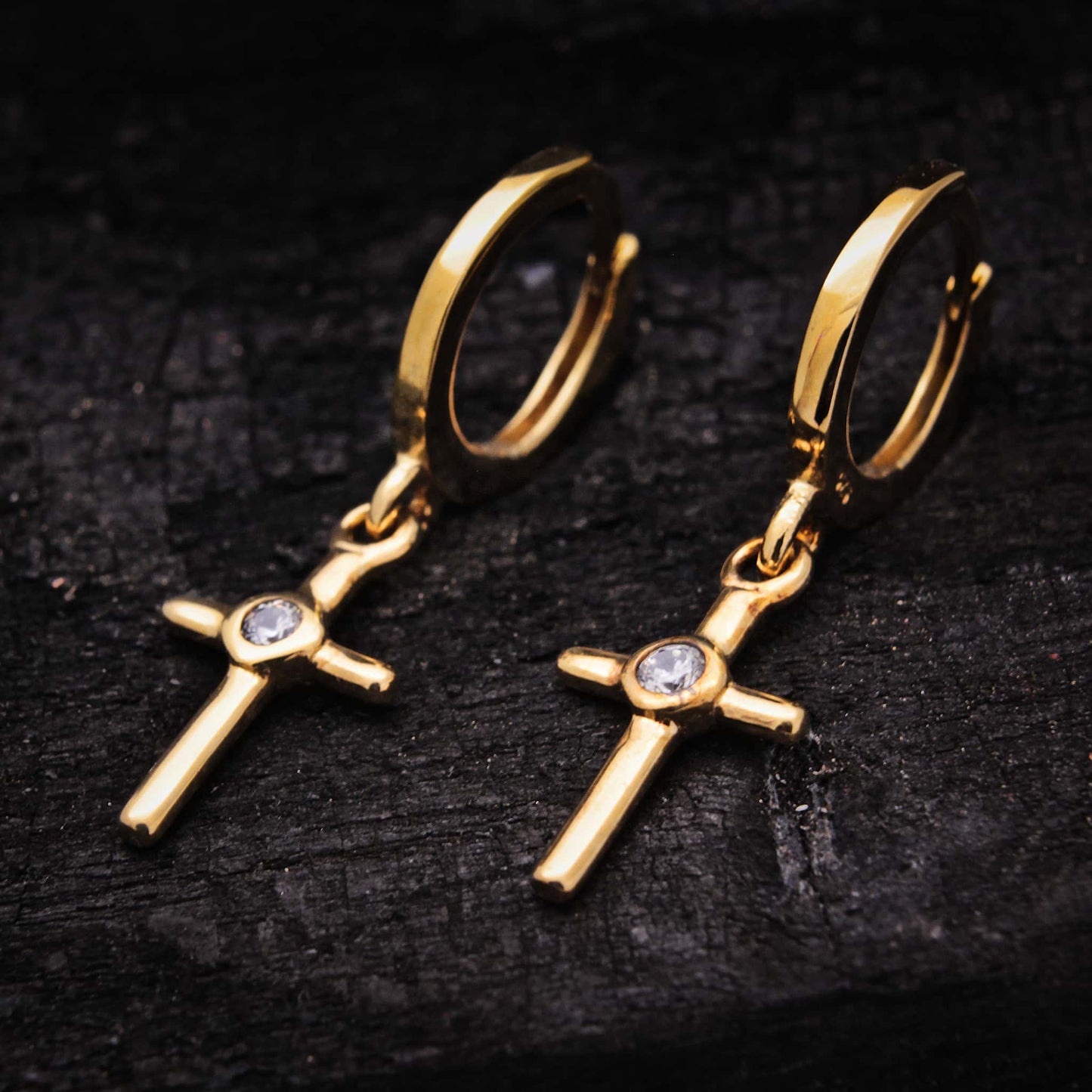 Pendientes de aro con colgante de cruz y circonitas blanca de plata de ley bañado en oro para mujer.