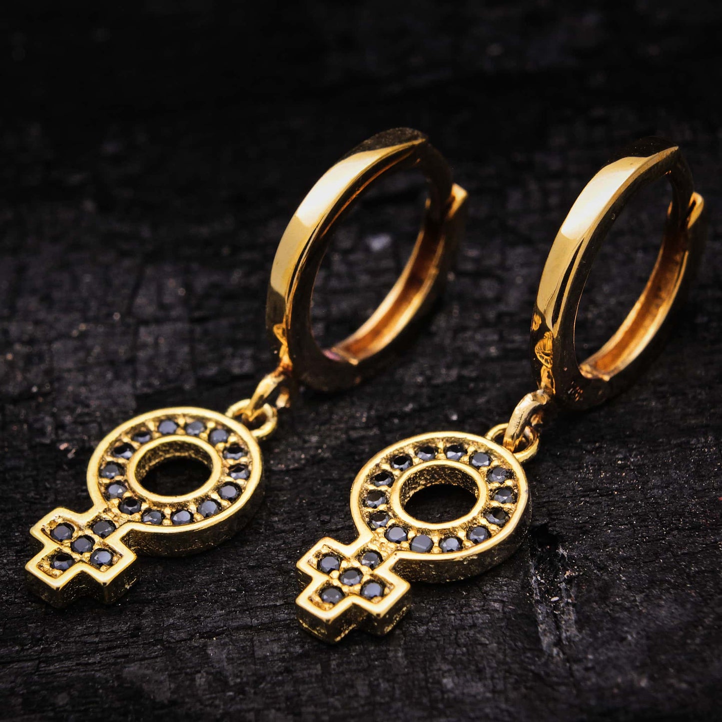 Pendientes de aro con colgante de simbolo mujer y circonitas negras de plata de ley y bañados en oro para mujer.