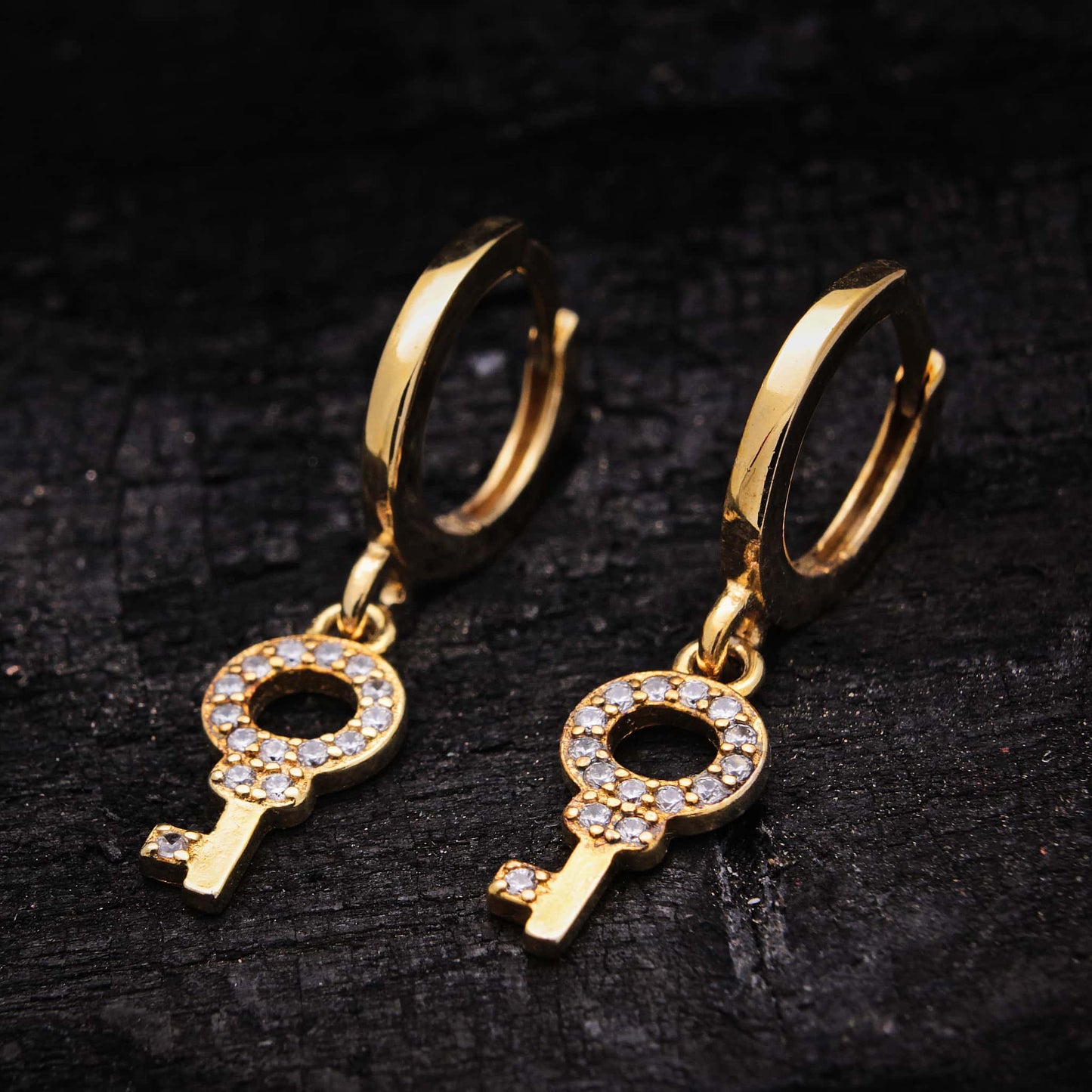 Pendientes de aro con colgante llave y circonitas blancas. Pendientes de plata para mujer bañados en oro.