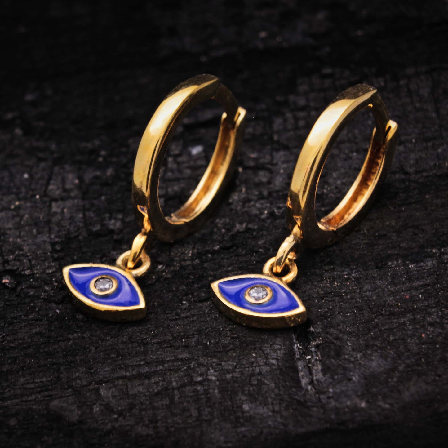 Pendientes de aro con colgante ojo turco esmaltado azul y circonita blanca de plata de ley bañados en oro para mujer.