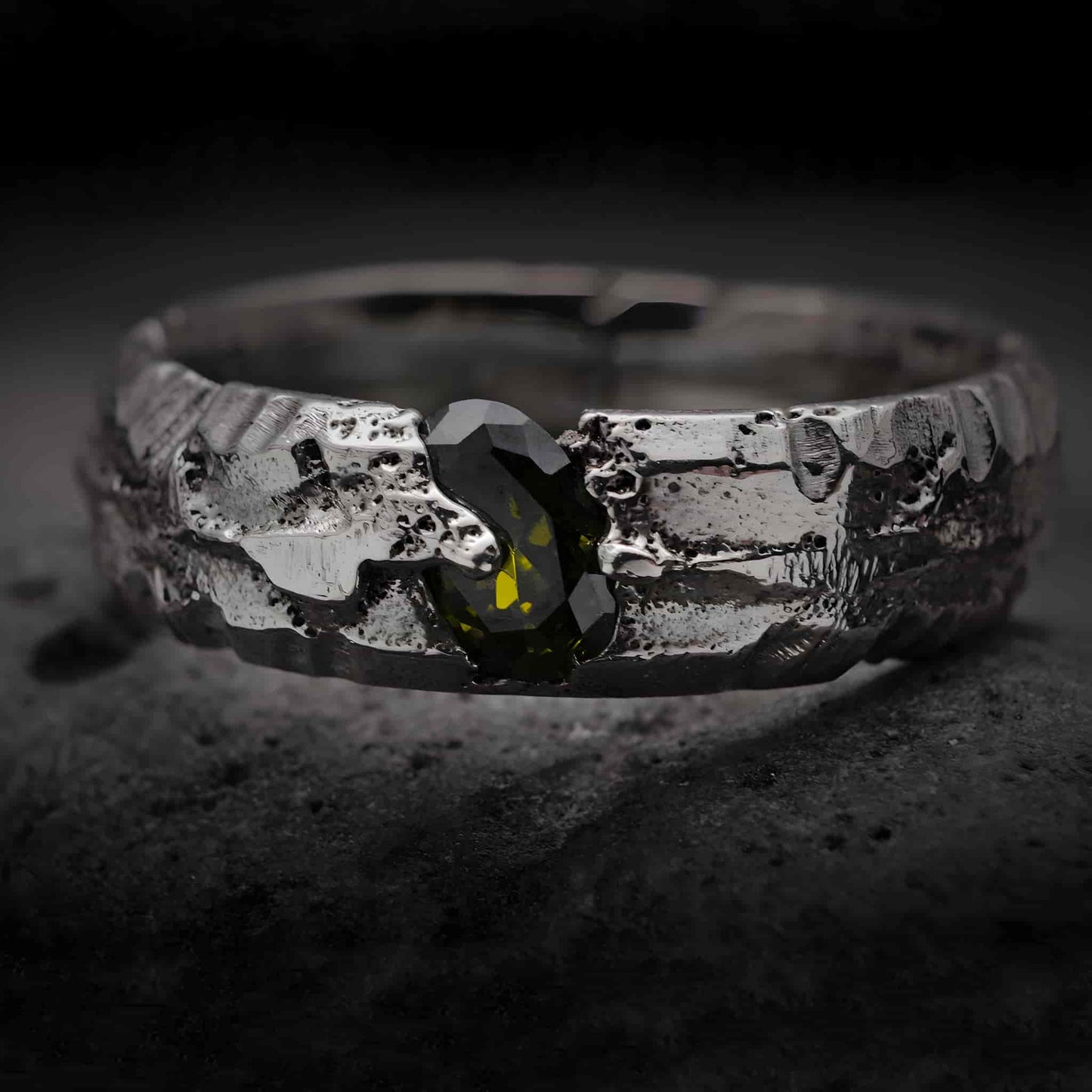 Anillo artesanal de plata para hombre con circonita peridoto
