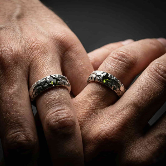 Alianza artesanal con piedra verde puesta en mano de mujer estilo boda boho.