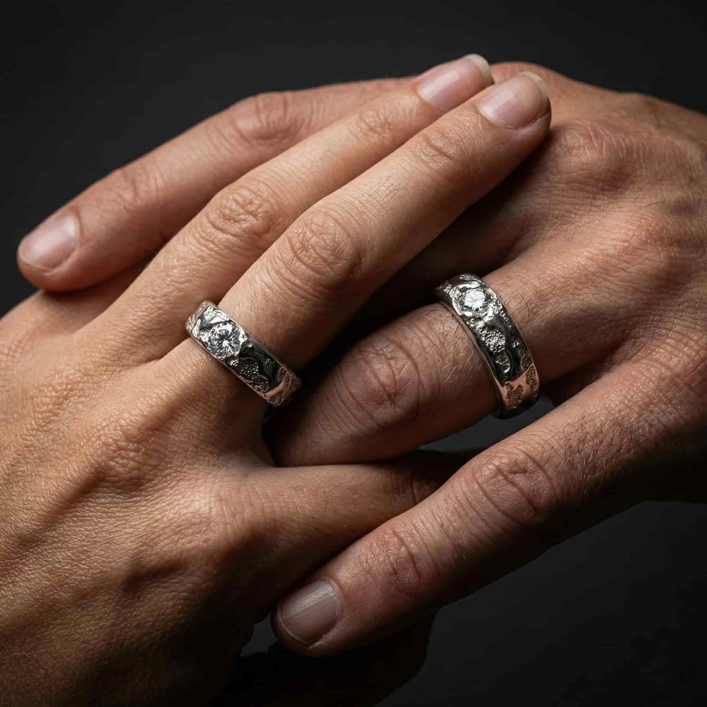 Alianza original de plata en manos de pareja.