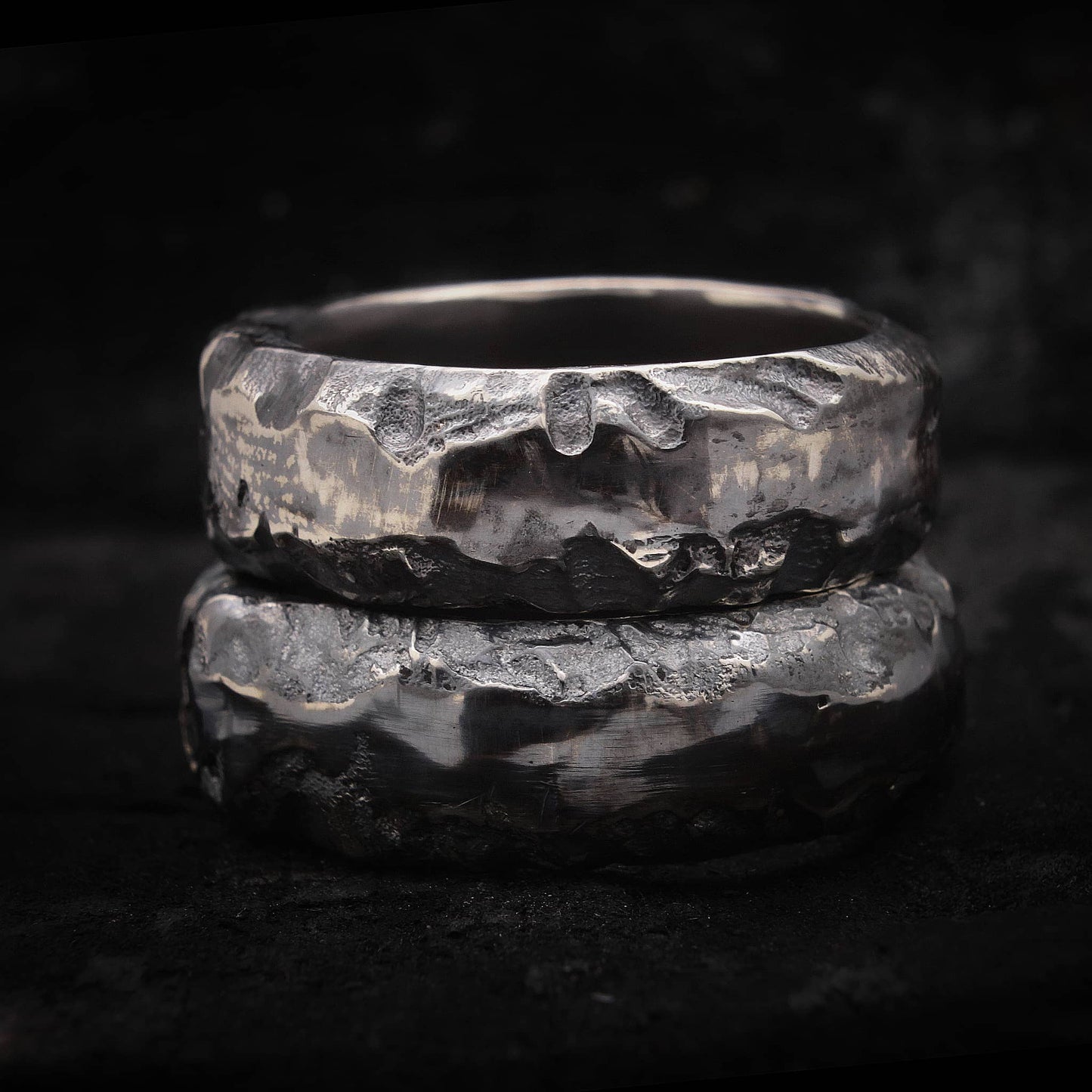 alianza estulo rustico de plata de ley con acabado irregular