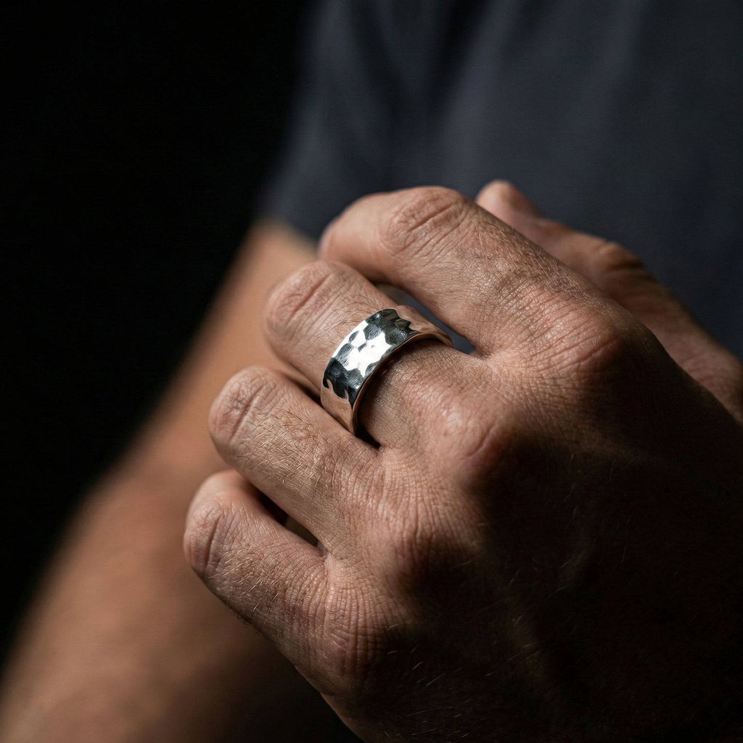 Alianzas de boda para hombre originales con textura irregular