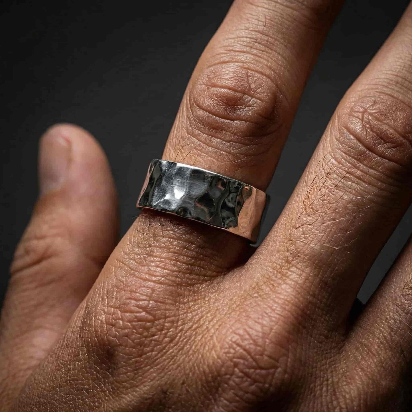 Anillo artesanal de plata para hombre con acabado martilleado irregular