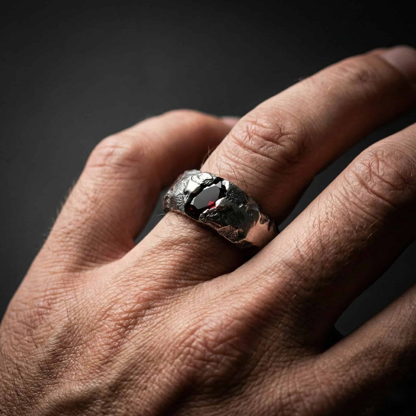 Anillo plata hombre hecho a mano con piedra preciosa granate