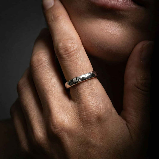 Anillo minimalista de plata para mujer modelo Ra luciendo en la mano.