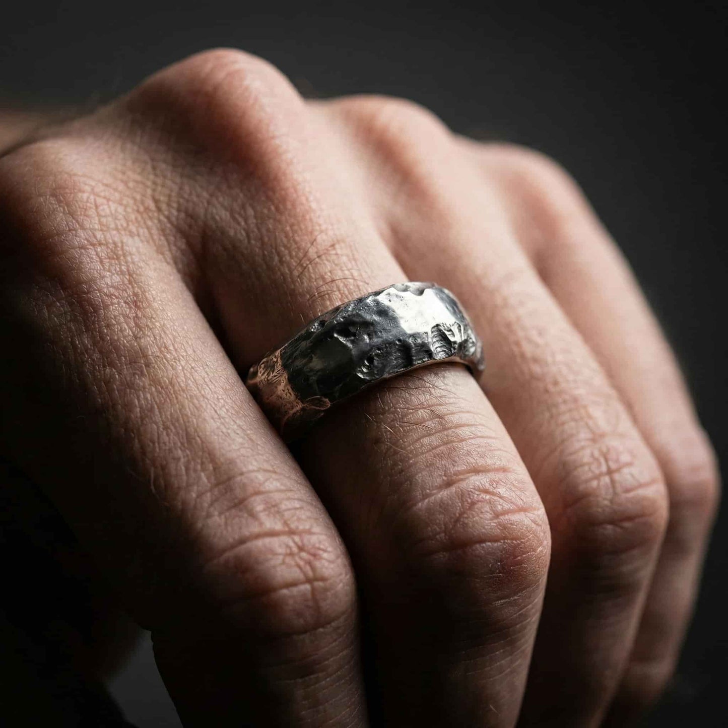 Anillo rústico de plata para hombre con textura irregular tipo cráter