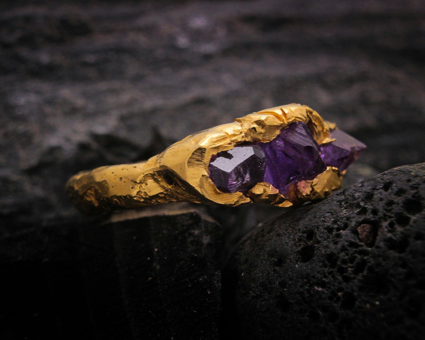 anillo dorado original con amatista