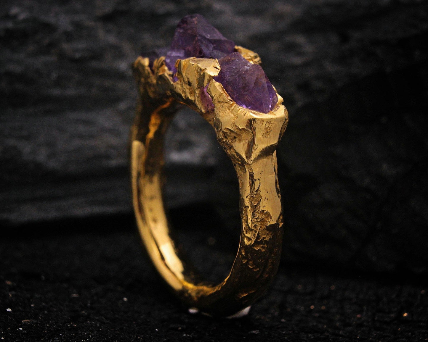 anillo chapado en oro con puntas de amatista