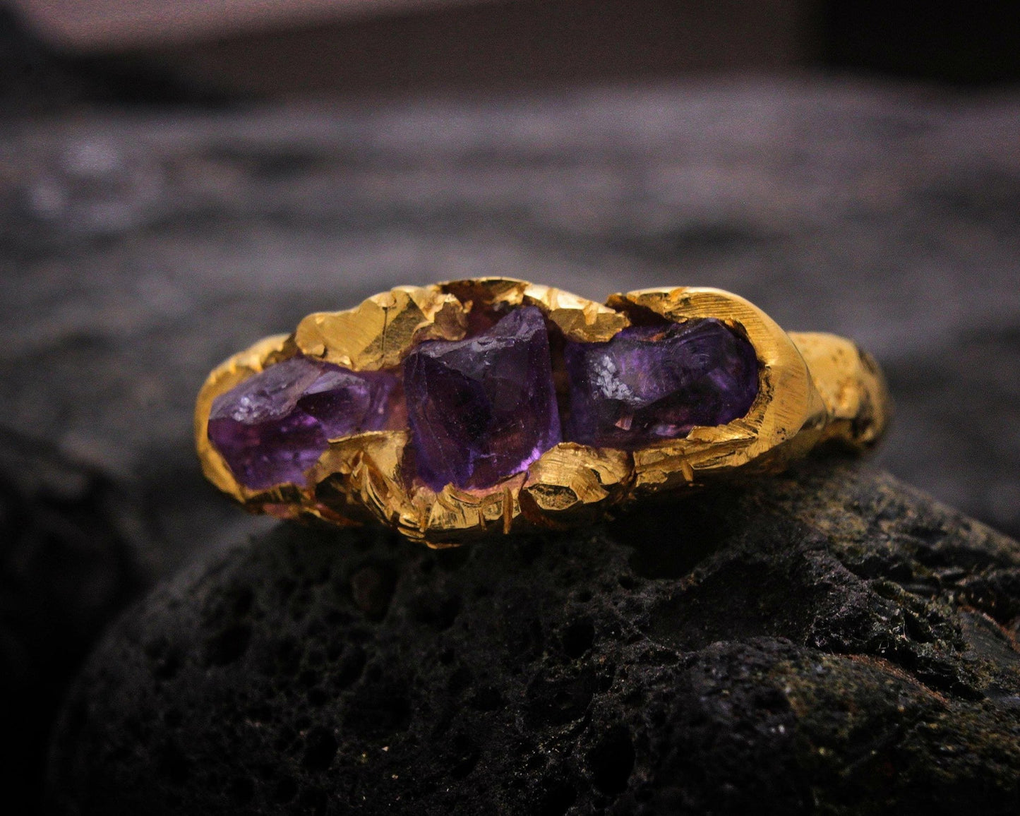 anillo artesanal con amatistas