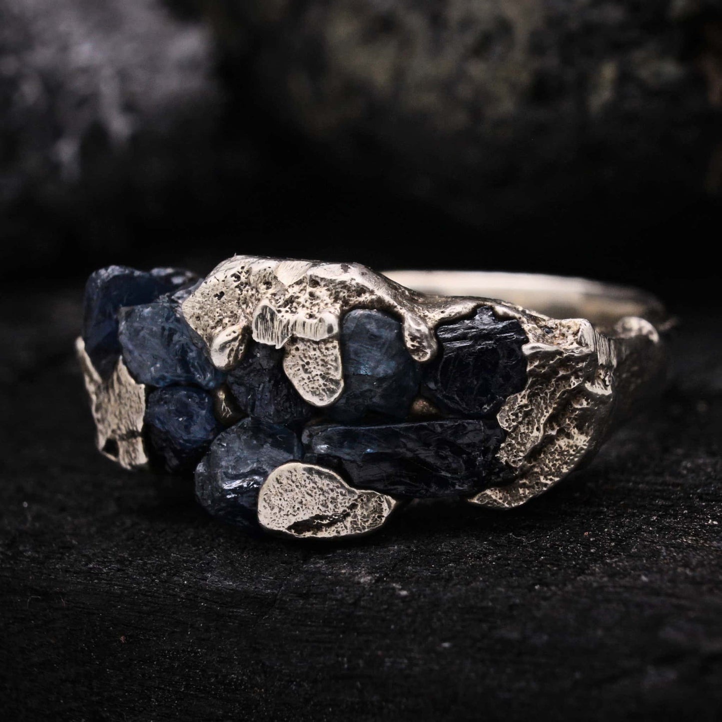 Anillo con zafiros en bruto de aspecto rustico y piedras en bruto.