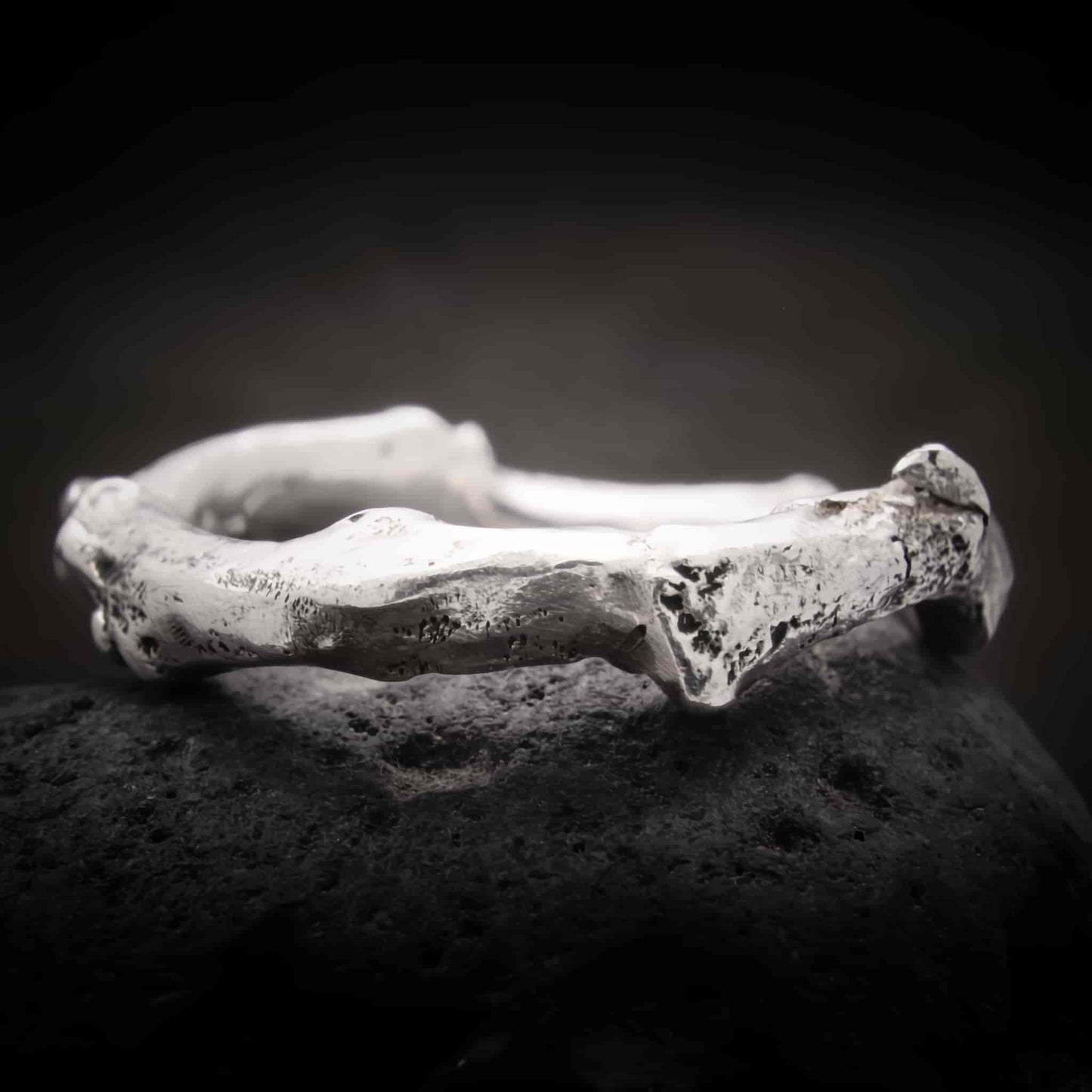 Anillo de forma de rama de plata artesanal