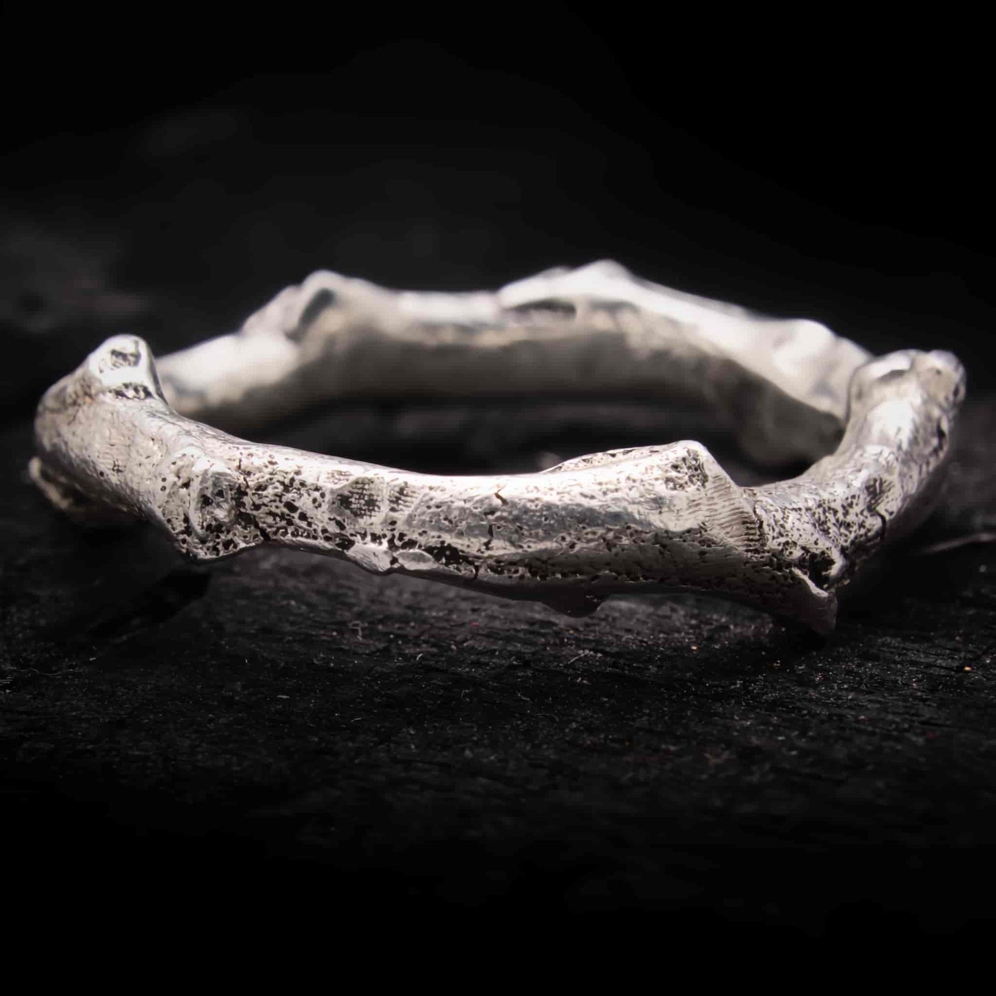 Anillo de rama artesanal de plata de ley