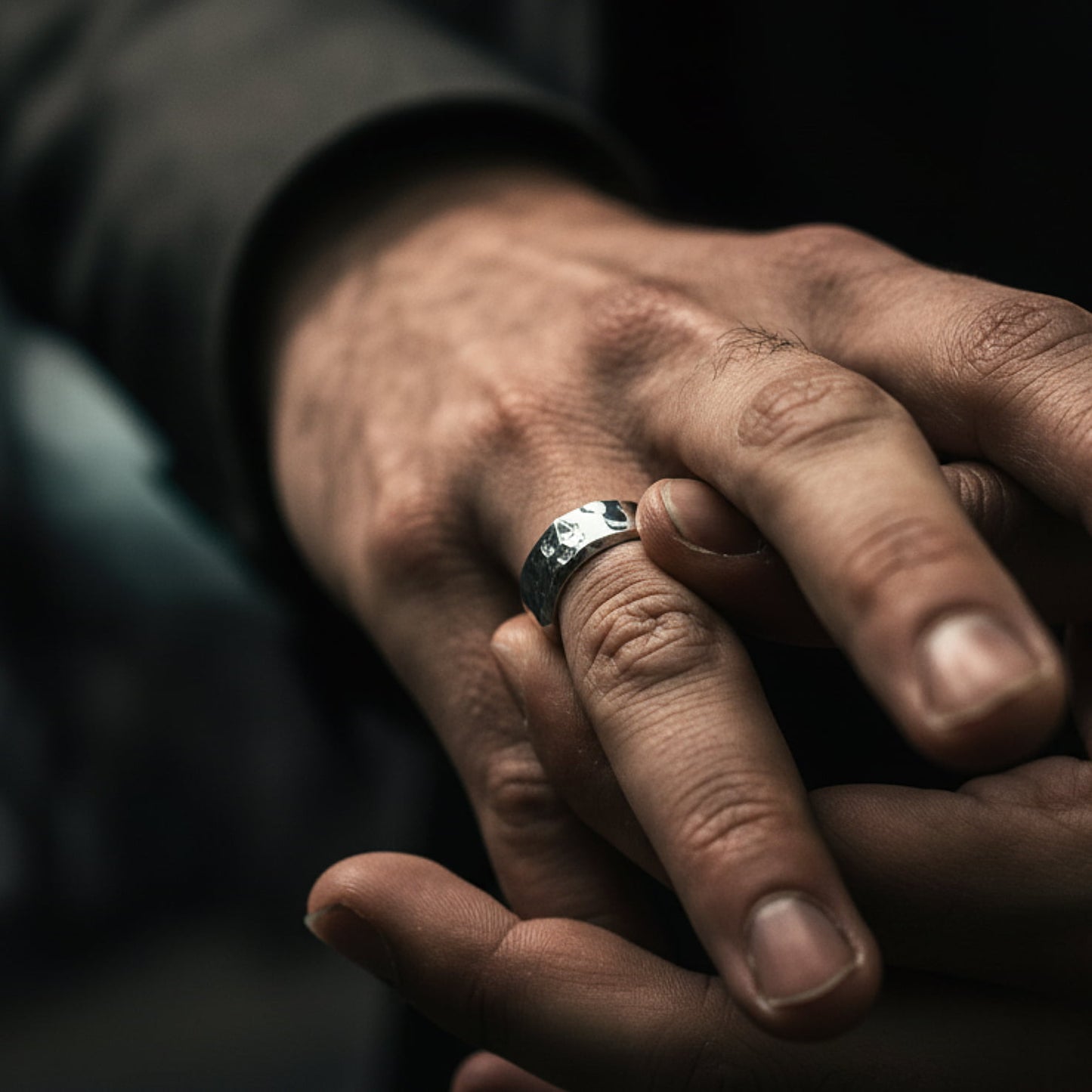 Anillo para hombre de acabado tipo martele de plata pulida