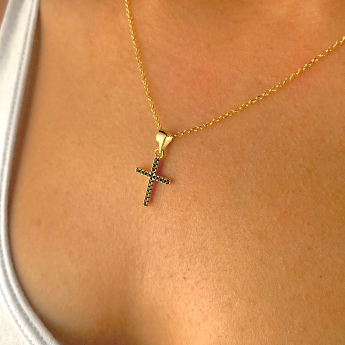 COLLAR CRUZ CIRCONITAS NEGRAS